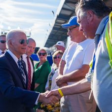 Joe Biden szerint Putyin egy „őrült rohadék”