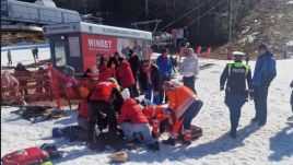 Szívrohamot kapott egy turista a sípályán – csodával határos módon sikerült megmenteni az életét