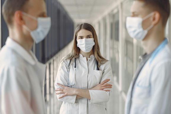 Több mint kétezer állást lehet meghirdetni az egészségügyben és a szociális intézményekben