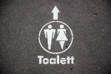 Csíkszereda: üzemképes az öntisztító köztéri illemhely, de az átadóra még várni kell