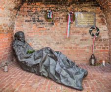 Ellopták Radnóti Miklós szobrát