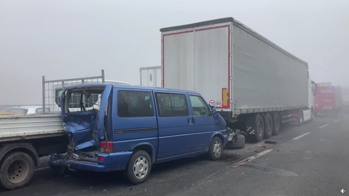 Láncbaleset a magyarországi M7-esen, többen megsérültek