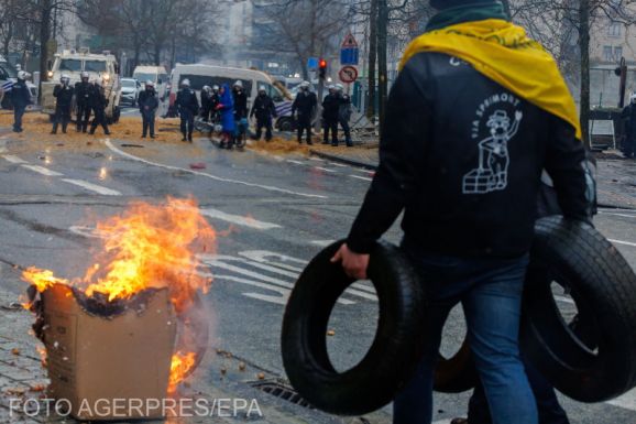 Blokád alá vonták az Európai Bizottság brüsszeli székhelyét a tüntető gazdák