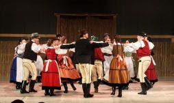 Rendhagyó nőnapi műsorral készül a Maros Művészegyüttes