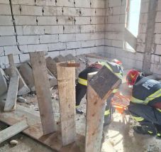 Betonlépcső omlott egy férfira