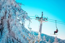 Kiesett egy gyerek a székes sífelvonóból Strázsán