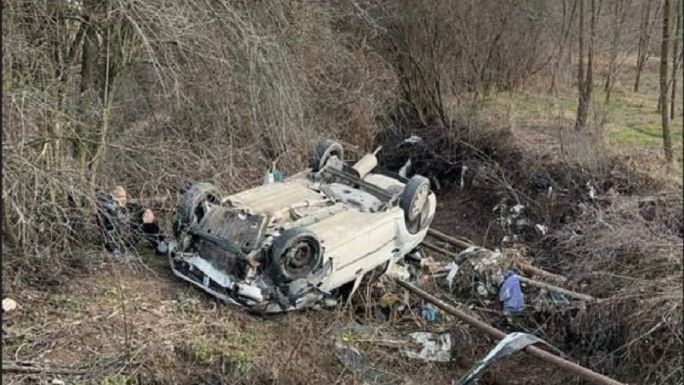 Felborult a gépkocsi: egy nő meghalt, ketten megsérültek