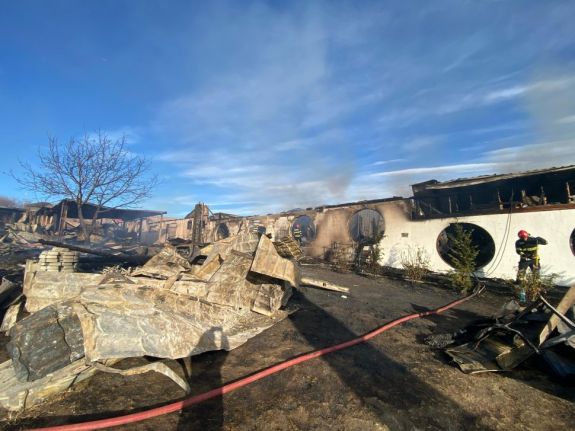 Házkutatások, kihallgatások zajlanak a porrá égett panzió ügyében