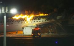 FRISSÍTVE – Kigyulladt egy utasszállító repülőgép – 380 utast csodával határos módon kimentettek, öten életüket veszítették (VIDEÓ)