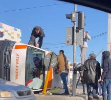 Beteghez száguldó mentő ütközött és borult fel
