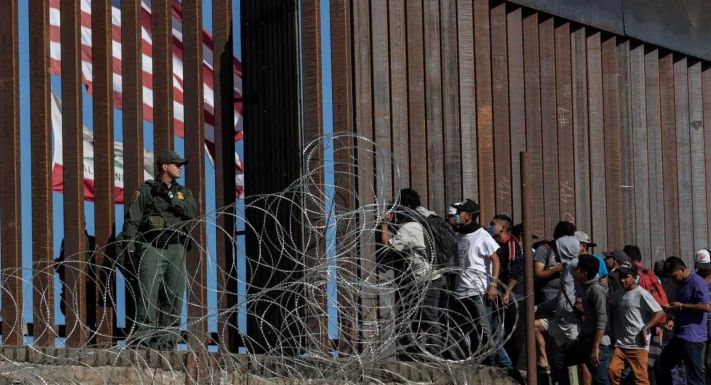 Egymásra mutogatnak Amerikában a mexikói határnál kialakult migrációs válság miatt