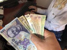 Ellentmondás: emelni kell a minimálbéren, emiatt csökkenni fog a fizetés