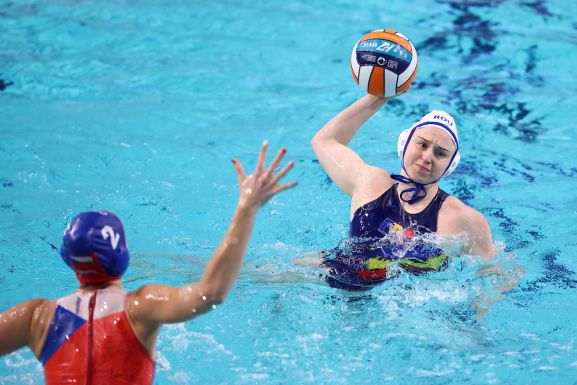 FRISSÍTVE – Vízilabda-Eb: megszorongatták a cseheket, de végül vereséggel kezdtek Szeghalmi Krisztináék; Váncsikék győzelemmel indítottak