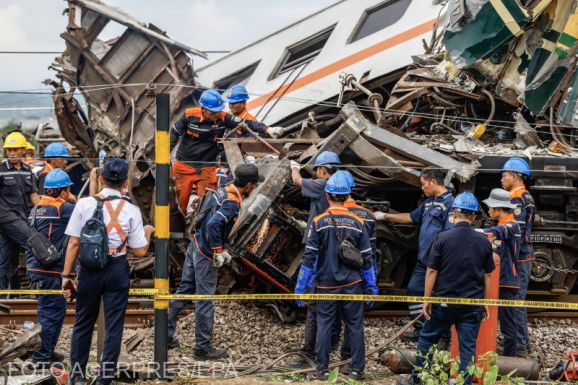 Emberéletet követelt az indonéziai vonatbaleset
