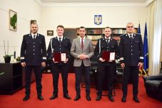 Elismerés: két rendőr mentette meg a nőt, akit élettársa megkéselt és órákon át hurcolt az autójában