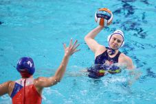 FRISSÍTVE – Vízilabda-Eb: megszorongatták a cseheket, de végül vereséggel kezdtek Szeghalmi Krisztináék; Váncsikék győzelemmel indítottak