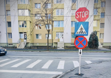 Csíkszereda: megtiltották a megállást a Stadion utcában az iskola felőli oldalon