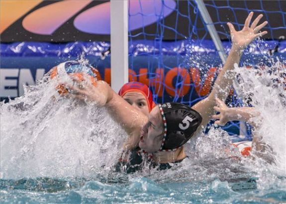 Női vízilabda Eb: Háromgólos magyar vereség a hollandok ellen, a románok simán kaptak ki