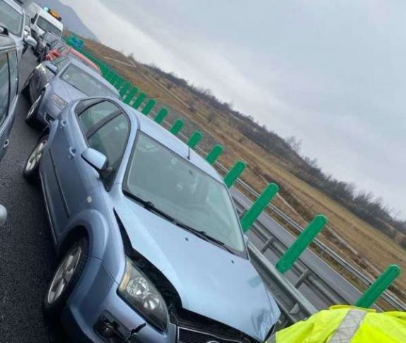 Baleset: hat autó ütközött