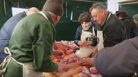 Hagyományos disznóvágás Madéfalván – Magyarországi és vajdasági vendégekkel közösen vágtak disznót (VIDEÓ)
