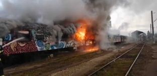 Lángba borult két vonatvagon – Melegedni akartak, ezért raktak benne tüzet