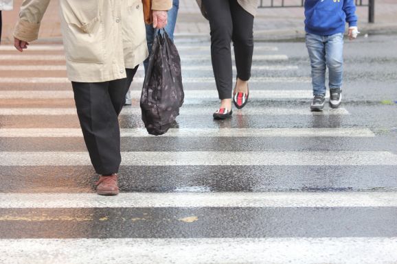 Kétszer ütöttek el egy idős asszonyt: a másik sávra átsodródva még egy autó elgázolta