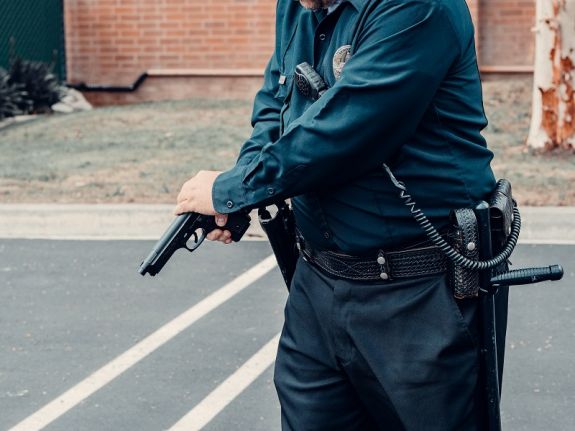 Ellopták egy rendőr taktikai övét: fegyver, gumibot és könnygázspray volt rajta