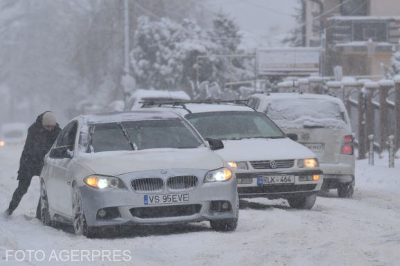 Az erős havazás miatt országutakat zártak le Moldvában