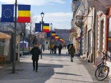 Tízezer és húszezer lej közötti bírság szabható ki Románia zászlajának meggyalázásáért