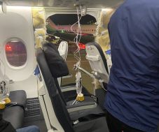 Menet közben szakadt ki a repülő oldalpanelje – elrendelték a típus egy részének repülési tilalmát