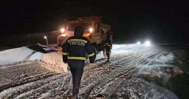 FRISSÍTVE – A havazás miatt három utat zártak le Moldvában, késnek a vonatok és szünetel az oktatás Iași megyében (VIDEÓ)