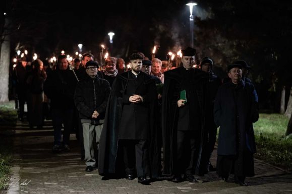 Fáklyás felvonulással emlékeztek meg Nagyenyeden a 175 évvel ezelőtti vérengzésről 