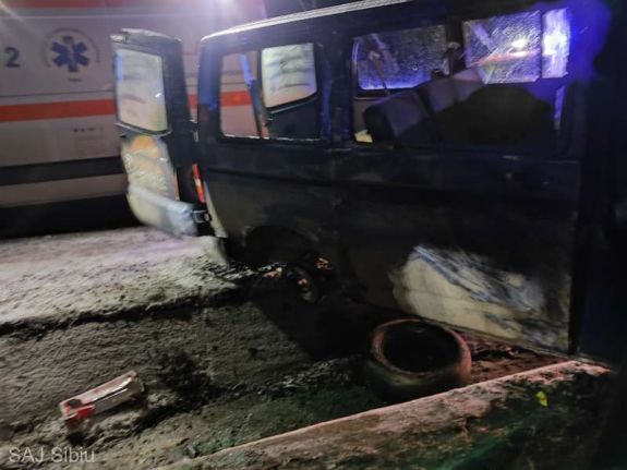 A sáncba kötött ki egy utasokat szállító kisbusz, ketten megsérültek