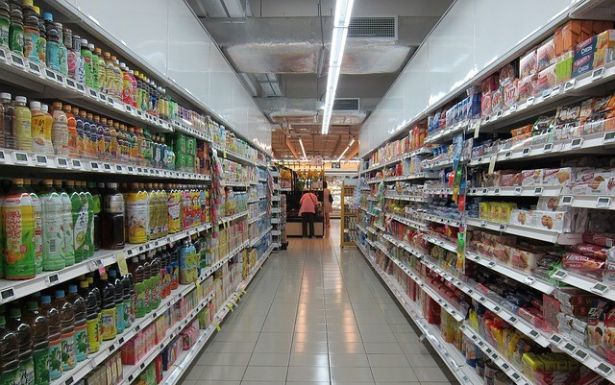 Milliomos-csemetét gyanúsítanak bolti lopással: kicserélgette a szupermarketben az árcímkéket, hogy kevesebbet fizessen