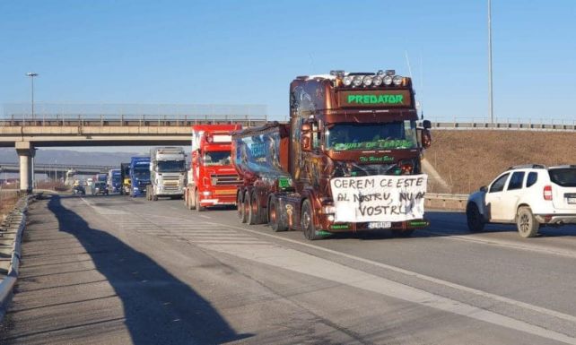 Lebénította a forgalmat a fuvarozók és gazdák spontán tüntetése