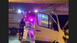 Beszorult a kisbusz a vasúti felüljáró alá – hatan megsérültek