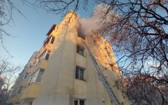 Kisbabájával a karjában ugrott ki egy édesanya az emeleti lángoló lakásból