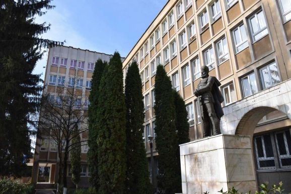 FRISSÍTVE – Tragédia Gyulafehérváron: lezuhant az iskola negyedik emeletéről és meghalt egy kilencedikes diák