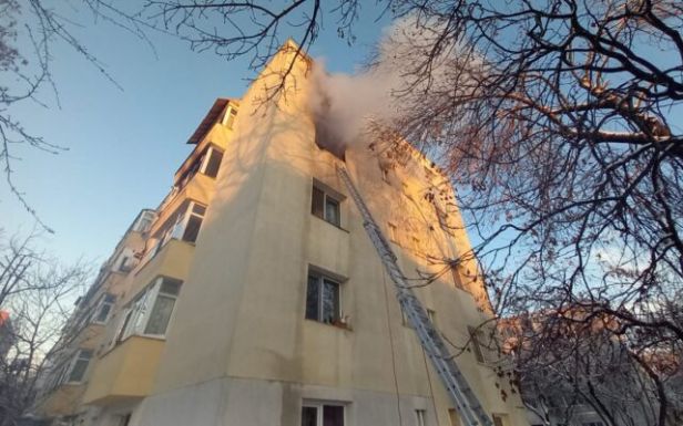 Meghalt a kisbaba, akivel édesanyja kiugrott a harmadik emeletről
