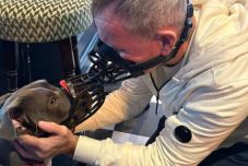 Szájkosarat visel a férfi a kocsmában, így áll ki kutyája mellett