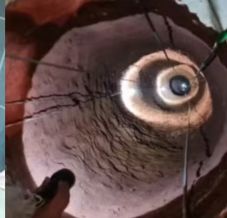 Hatalmas gödröt ásott a konyhában, mert azt álmodta, aranyat talál – beleesett és életét veszítette