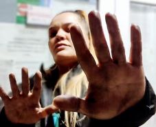 Motozás egy Facebook-bejegyzésért – visszaéléssel vádolják a civil szervezetek a rendőrséget