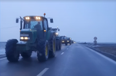 FRISSÍTVE – Újabb tüntetés Háromszéken: már kora reggel traktorok és kamionok akadályozták a forgalmat (VIDEÓ)
