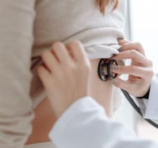 Vass Levente: az egészségügyi minisztérium két éve szőnyeg alá söpri a problémákat – veszélyben az ingyenes ellátás