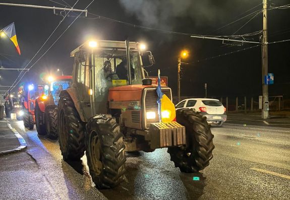 Nyolcadik napja az utcán a gazdák és a fuvarozók – két megyében még mindig lassítják a forgalmat