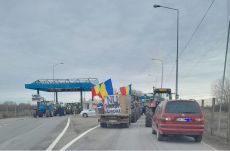 A csanálosi határátkelőnél is eltorlaszolták az utat a gazdák