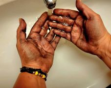 Tovább duzzad a Facebook-bejegyzése miatt előállított aktivista ügye