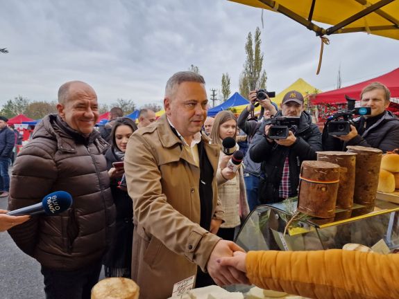 Korábban uszítóknak nevezte, most már tárgyalna az Afumaţinál tüntető gazdákkal a miniszter