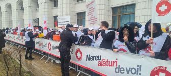 Béremelést követelve vonultak az utcára a kórházak alkalmazottai – bemutatták, mennyit keresnek