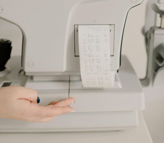 Több tízezer hamis egészségügyi dokumentumot értékesített egy hálózat, megkönnyítve a gépkocsivezetői jogosítvány megszerzését